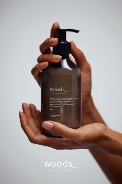 Regenerujący balsam do ciała z Niacynamidem 5% i masłem shea Woods_ Copenhagen  Niacinamide Repair Body Lotion 400 ml
