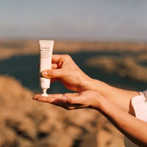 Verso_DailySPF50_ProductInHand_1x1.jpg