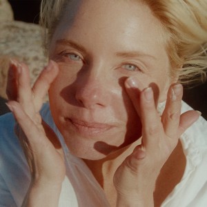 Verso_DailySPF50_ProductOnSkin-1x1-2.jpg
