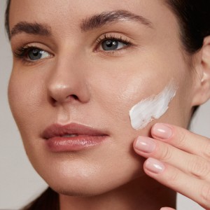 VersoNourishingMask_ProductOnSkin_1x1.jpg