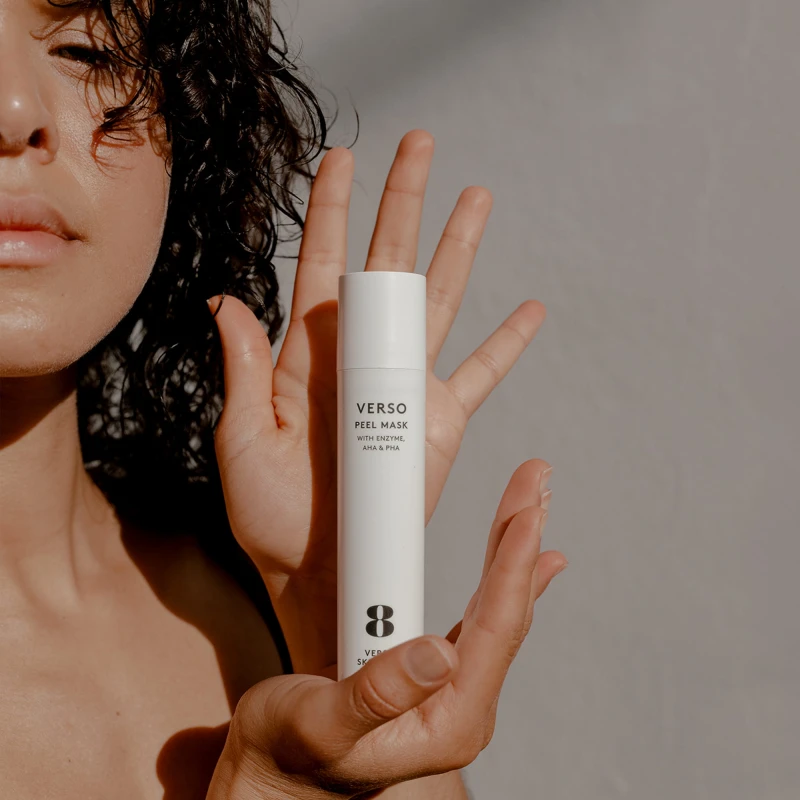 VersoPeelMask_Modelwithproduct_1x1.jpg