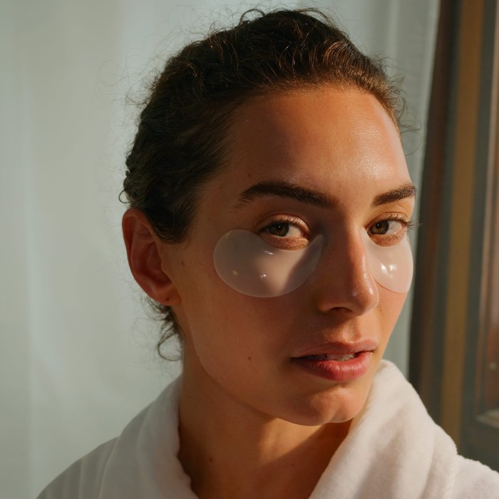 VersoEnergizingEyePatches_ProductOnSkin_HR_1x1.jpg