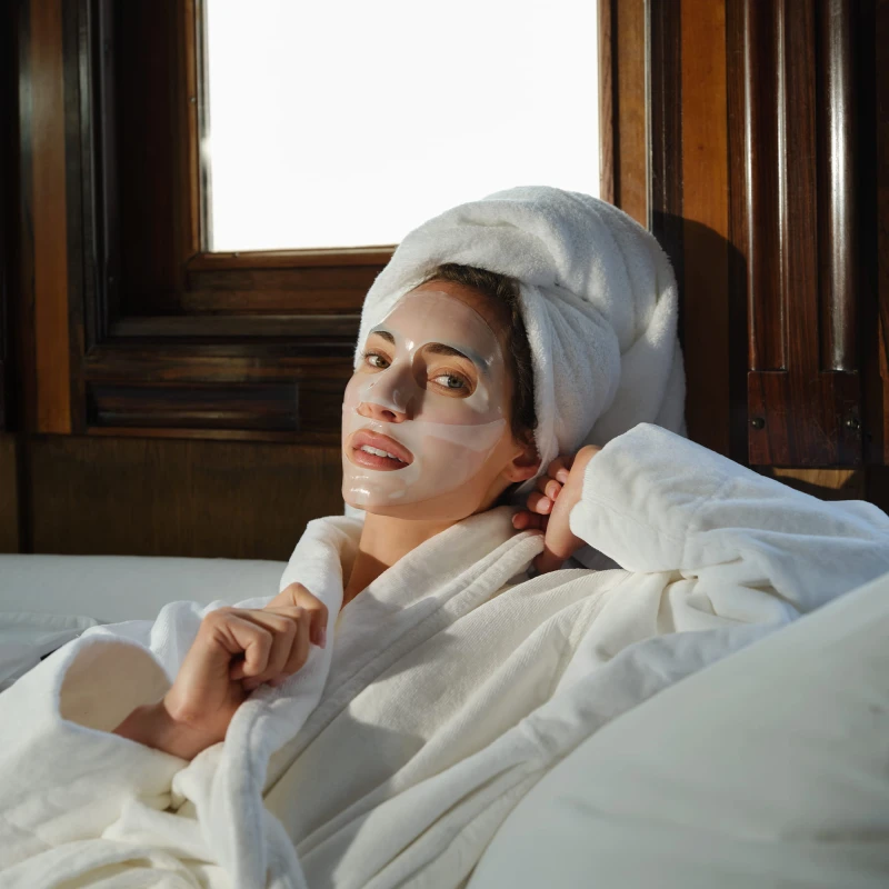 VersoHydroSoothingMask_ProductOnSkin_HR_1x1.jpg