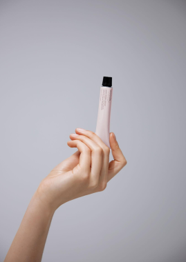 Nawilżający krem przeciwstarzeniowy z kwasem hialuronowym i czerwoną algą - Woods_ Copenhagen Daily Hydra cream 15 ml