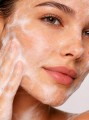 verso_daily_facial_cleanser_with_centella_asiatica_aloe_calming_hydrating_product_on_skin.jpg