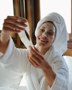 VersoHydroSoothingMask_ModelApplyingProduct_HR_4x5.jpg